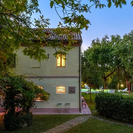 Luce Tra I Saggi 8 By Marche Villa