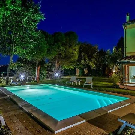 Luce Tra I Saggi 8 By Marche Villa