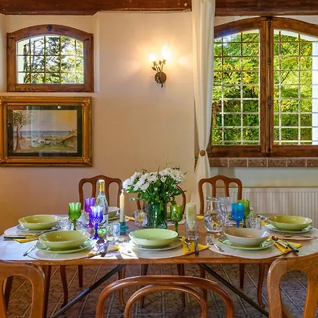 Luce Tra I Saggi 8 By Marche Villa